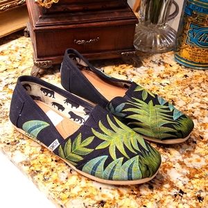 Tom's size 7 jungle print shoe canvas black and green